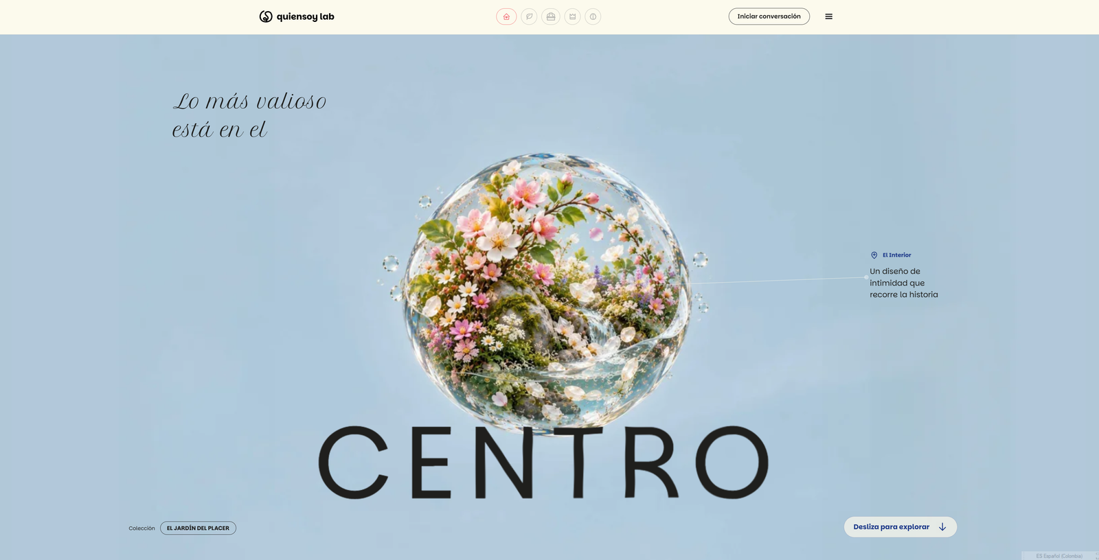 Lo más valioso está en el centro: una esfera de flores sobre un fondo azul